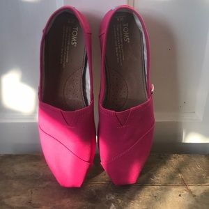 TOMS Size 9 Fuscia Flats